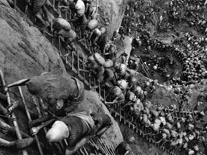 Serra Pelada(Curionópolis-PA)-Trabalhadores apinhados, sem qualquer tipo de segurança, descendo 200 metros abaixo do nível do solo através de escadas inseguras feitas de madeira. Foto: Sebastião Salgado